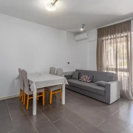 With Parking Space Novigrad - 7135 Appartement Novigrad Istria