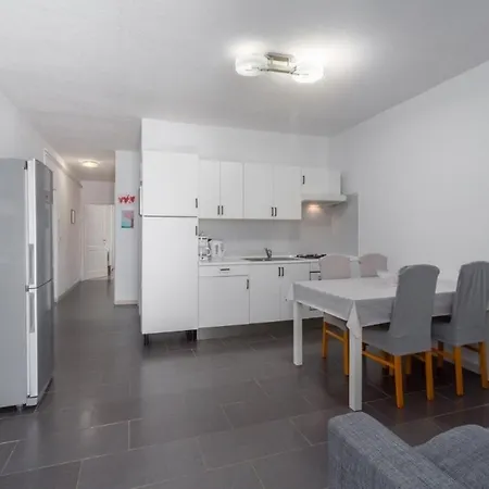 Apartments With Parking Space Novigrad - 7135 *