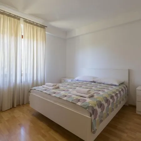 Apartments With Parking Space Novigrad - 7135