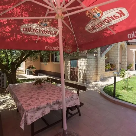 Apartments With Parking Space Novigrad - 7135 *